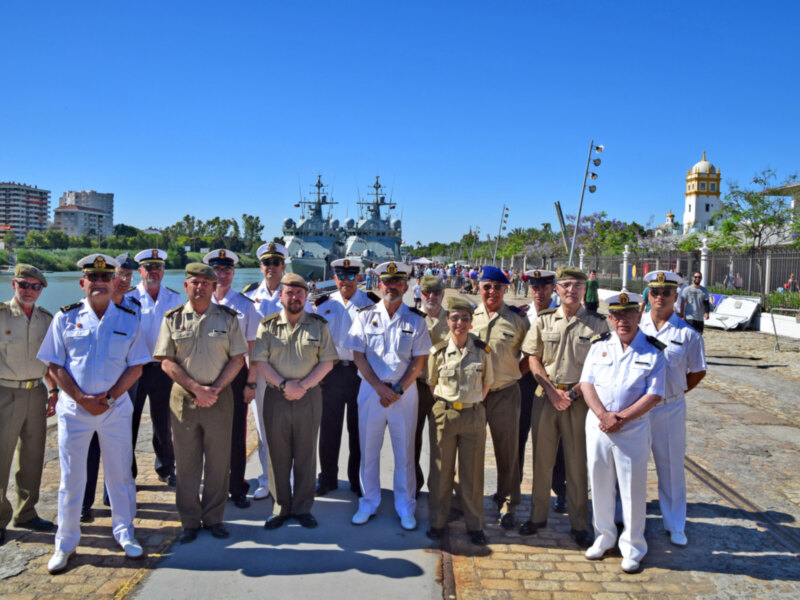 Una delegación de Sevilla de la Asociación de Reservista Españoles (ARES) visitaron las dotaciones navales.
