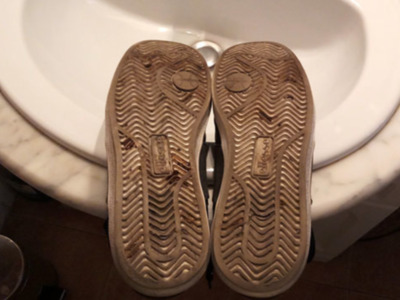 Urgente, cuando llegue a su casa mire las suelas de sus zapatos……….