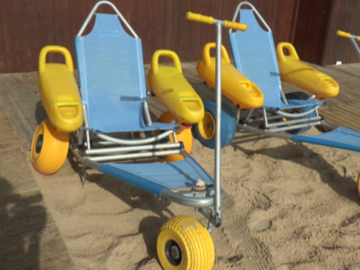 Seis sillas anfibias garantizan cada día en Chipiona que personas con movilidad reducida puedan disfrutar del baño