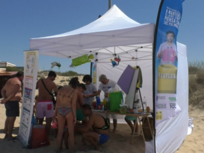 Los talleres medioambientales promovidos por Ayuntamiento y Ecoembes en las playas de Chipiona fueron retomados ayer