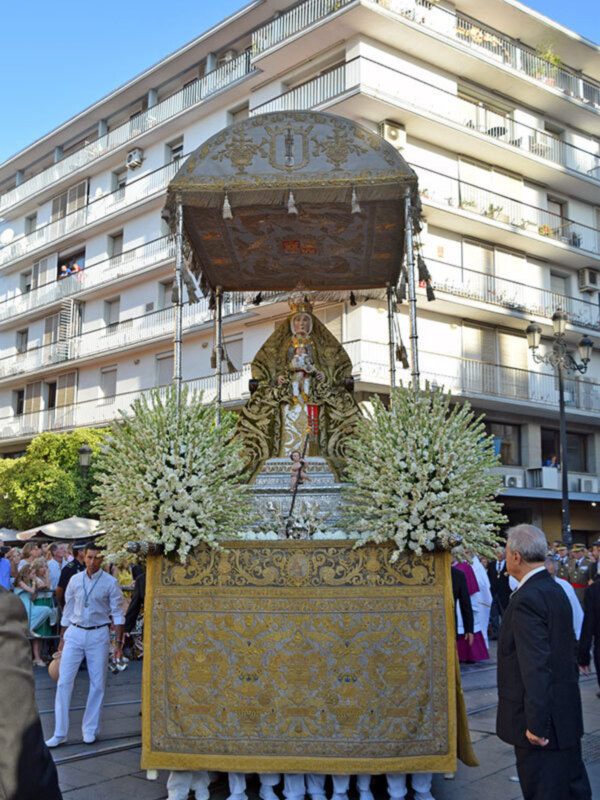 Procesión de la virgen de agosto en Sevilla.