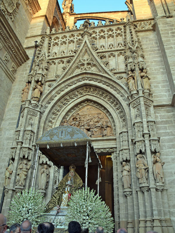 Miles de fieles  asistieron a la procesión  de la Virgen de  los Reyes patrona de Sevilla y su archidiócesis.