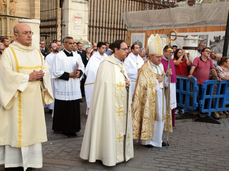 Santiago Gómez Sierra presidió la procesión de la Virgen en ausencia del arzobispo por enfermedad.