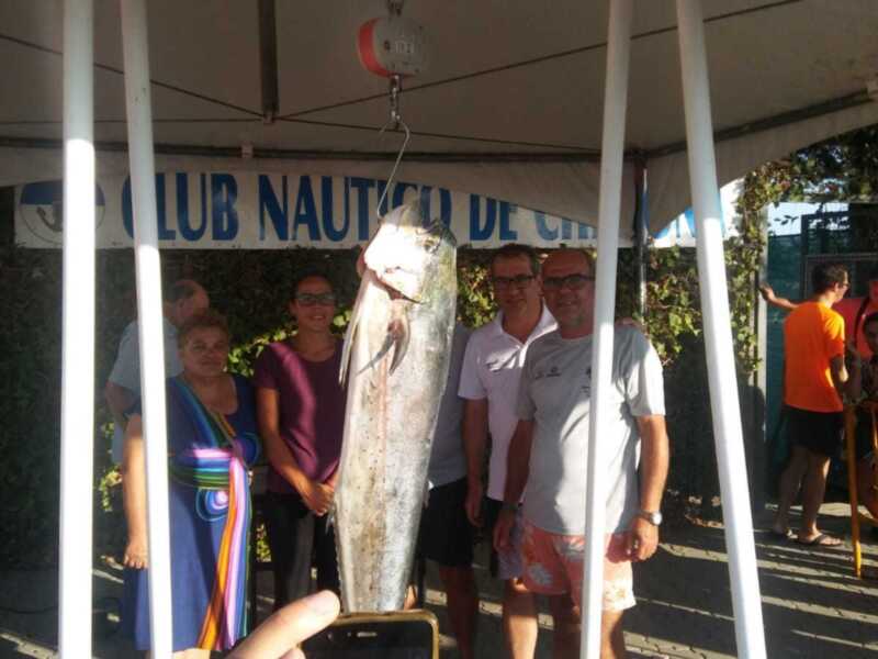 El Club Náutico de Chipiona entrega alrededor de veinte kilos de pescado del Open de Curricán de altura a la Cocina Social