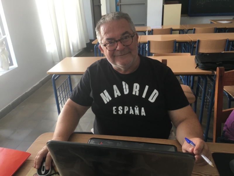 Maestro recién jubilado permanece como alumno en su centro