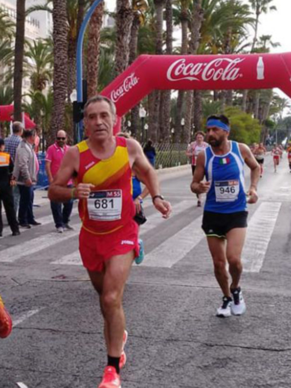Chipiona da su último adiós a Paco Guisado, un referente de la educación y el deporte en la localidad