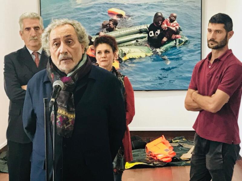 Jose Chamizo presenta la exposición Salvavidas Falso, que muestra en el Castillo el drama de la migración en el Mediterráneo