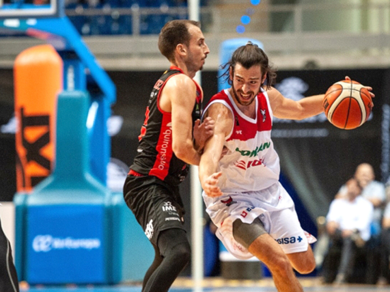 Jugador de baloncesto en acción durante un partido de la Euroliga.
