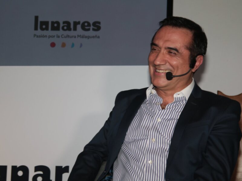 Los lunares de Málaga triunfan con el pintor Antonio Montiel