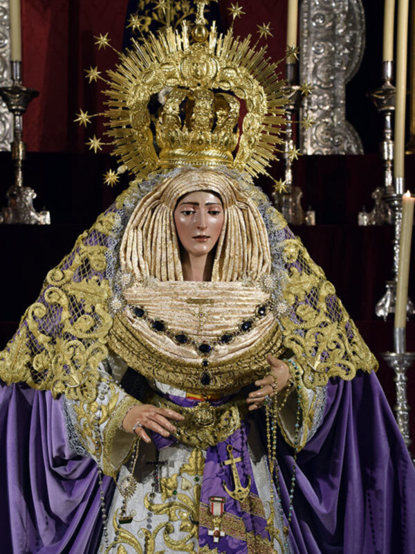Imágenes del Besamanos de  Ntra. Sra. de la Esperanza de Alcalá del Río.