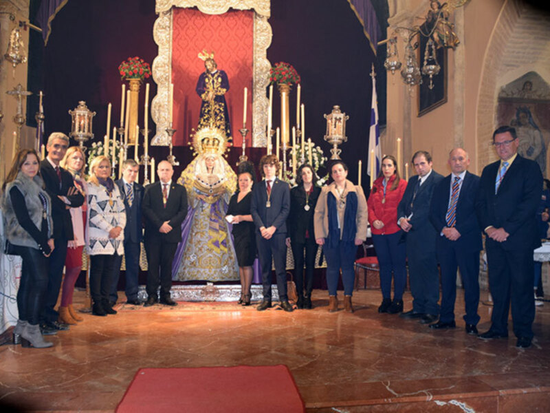 La venerada Virgen de la Esperanza de Alcalá del Río en Solemne Besamanos