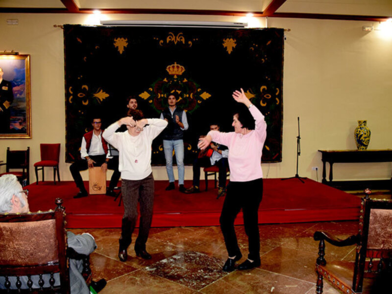 Los Alumnos y alumna bailaron al son de las sevillanas y rumbas de  los “Toneleros sevillanos