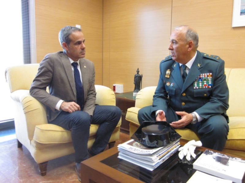 El coronel Jesús Núñez, nuevo jefe de la Comandancia de la Guardia Civil de Cádiz, cumplimenta al subdelegado del Gobierno