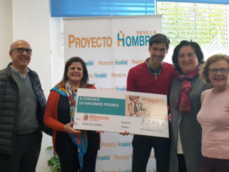 El cantante y artista Manuel Lombo dona más de 7.500 euros para para contribuir con la labor social del Proyecto Hombre Sevilla.