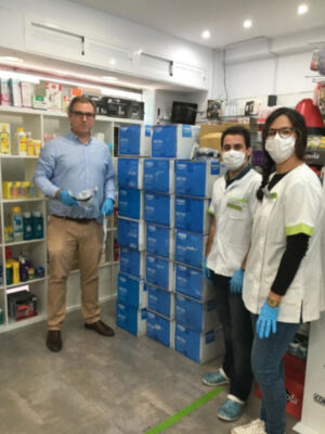 La farmacia República Argentina  dona batas