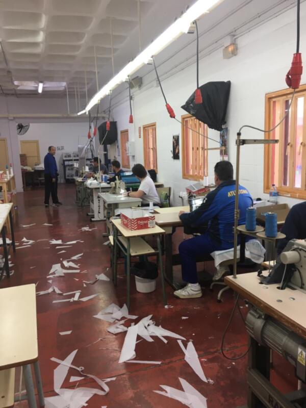 Internos del Centro Penitenciario Sevilla I comienzan a fabricar batas sanitarias