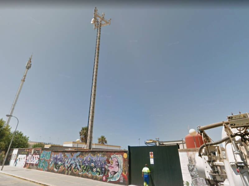 La Junta de Gobierno autoriza la desinstalación de una antena de Vodafone en la antigua depuradora