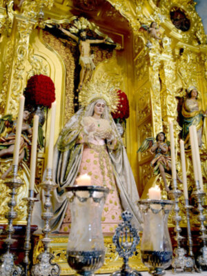 Hermanas de la Hermandad de la Vera-cruz de Alcalá del Río concesionan batas de protección sanitaria.