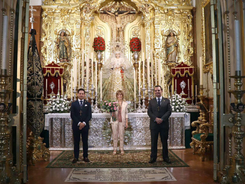 Alcalá del Río celebra la Exaltación de la Santa Cruz en su XXII Edición en la corporación del Jueves Santo.