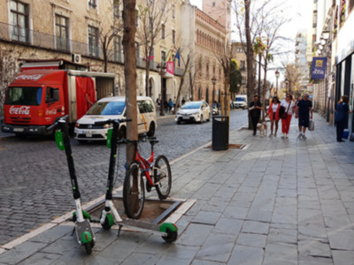 Patinetes, bicicletas y alcorques.