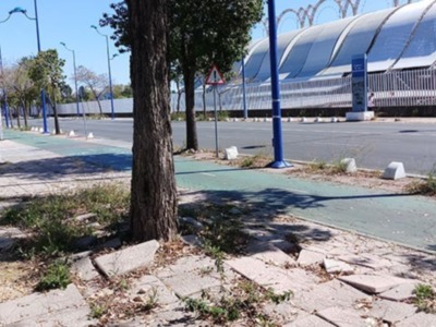 El deterioro de calzadas y pavimentos de Sevilla provoca caídas en las calles.