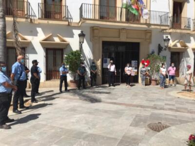  Chipiona se suma al luto oficial por la pandemia del Covid-19 con banderas a media asta y un minuto de silencio