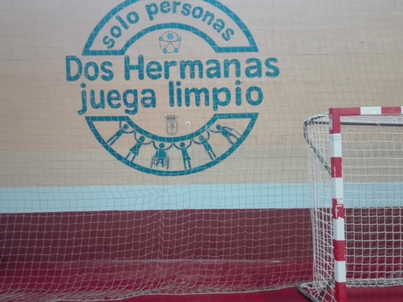 Logotipo de un club de fútbol con el texto 'Solo personas dos Hermanas juega limpio' y una imagen de un balón y jugadores en el centro.