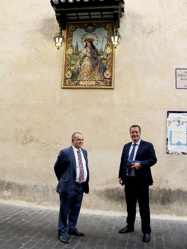 El segundo edil del ayuntamiento de Sevilla dona su fajina a la Divina Pastora de Santa Marina.