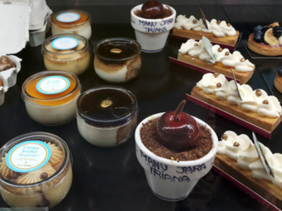 La maceta de bizcocho de chocolate con pistacho.