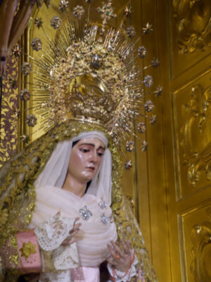 En verano la Virgen de las Angustias de Alcalá del Río de blanco