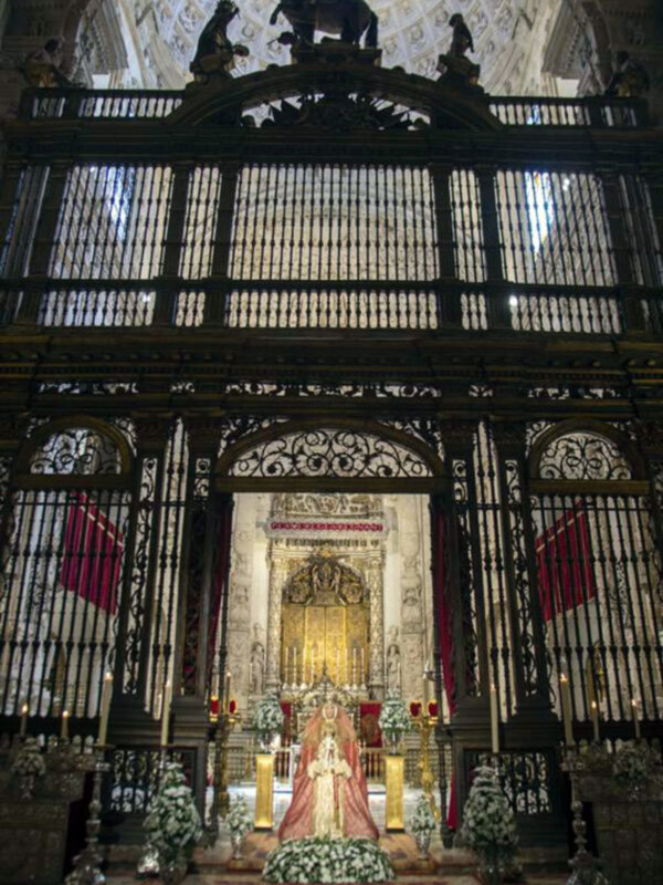 Sevilla vuelve a la reverencia  de su patrona antes del regreso a su camarín. 