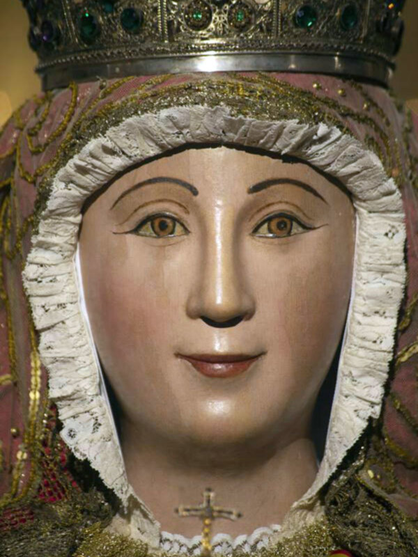 Se volverá a sustituir el beso por una reverencia en el segundo besamanos a la Virgen de los Reyes.