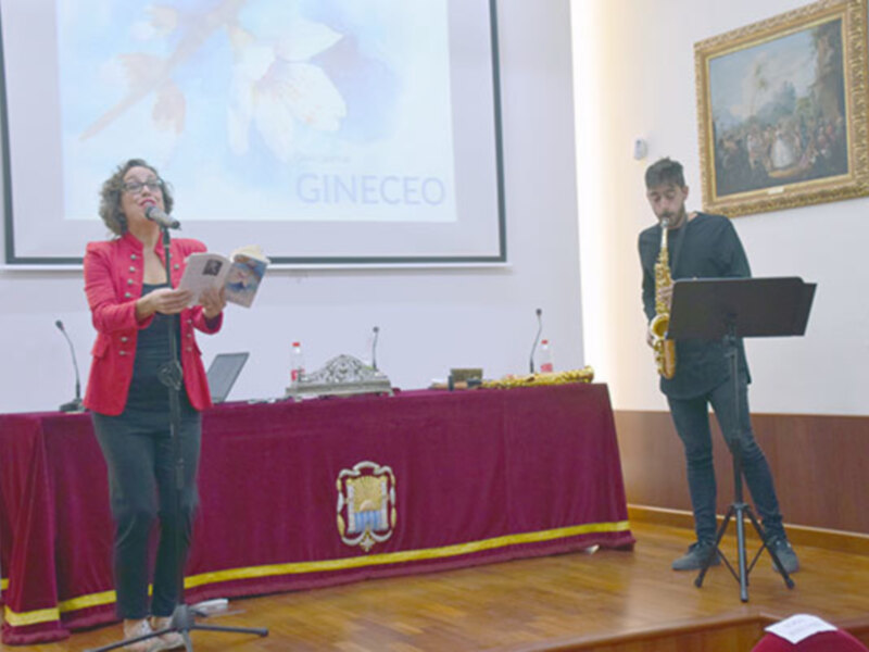 El  saxofonista Álvaro Mimbrero Gata  puso su música a la presentación del poemario “Gineceo” en el Ateneo Hispalense