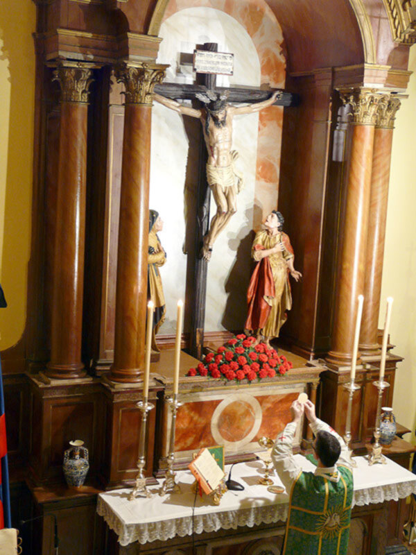 Alcalá del Río celebra la Santa Misa de Réquiem en la Asociación Cristo del Buen Fin.