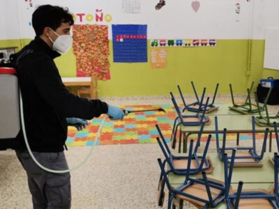 La delegación de Planificación realiza una desinfección intensiva completa del CEIP Lapachar
