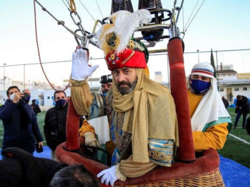 El actor Antonio Garrido vuela Sevilla en globo en la singular cabalgata de reyes anti corona virus