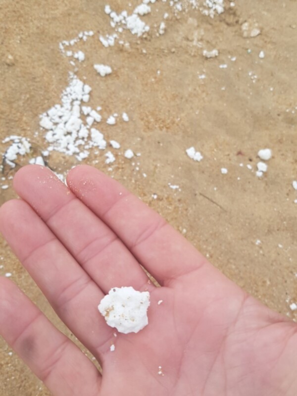 La sustancia desconocida aparecida en la costa chipionera parece proceder de un vertido en alta mar 