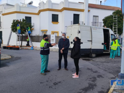 El Ayuntamiento de Chipiona retira los frutos de 300 naranjos para mejorar la limpieza y la seguridad en las vías públicas