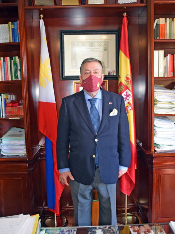 Visita Cultural del Ateneo de Triana al consulado de filipina en Sevilla