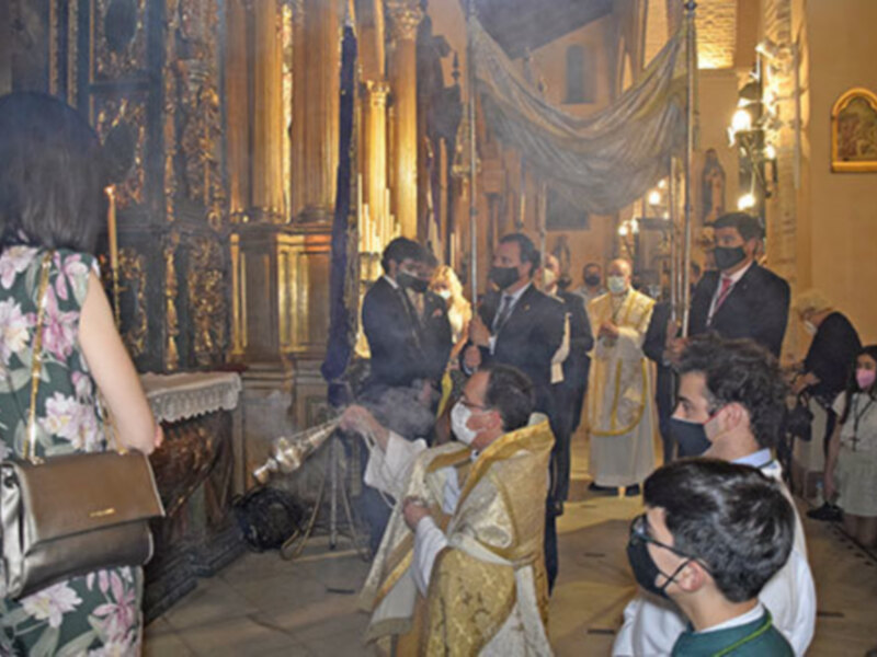 Procesión Claustral en la Parroquia Ntra. Sra. de la Asunción de Alcalá del Río por la Hermandad de la Vera- Cruz