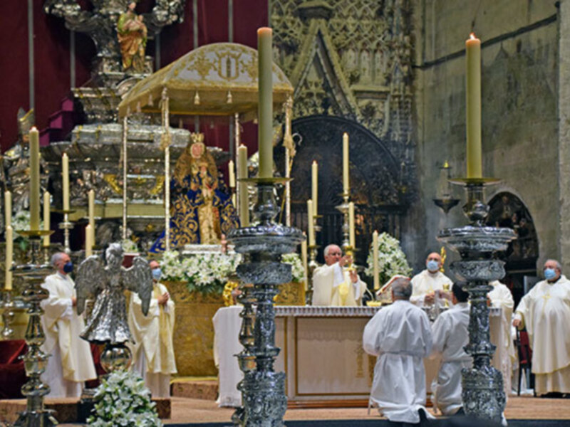 Primer día de la tradicional novena a la Virgen de los Reyes.