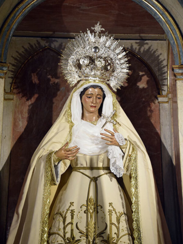 La titular mariana de la Vera+cruz hispalense vestida de blanco.