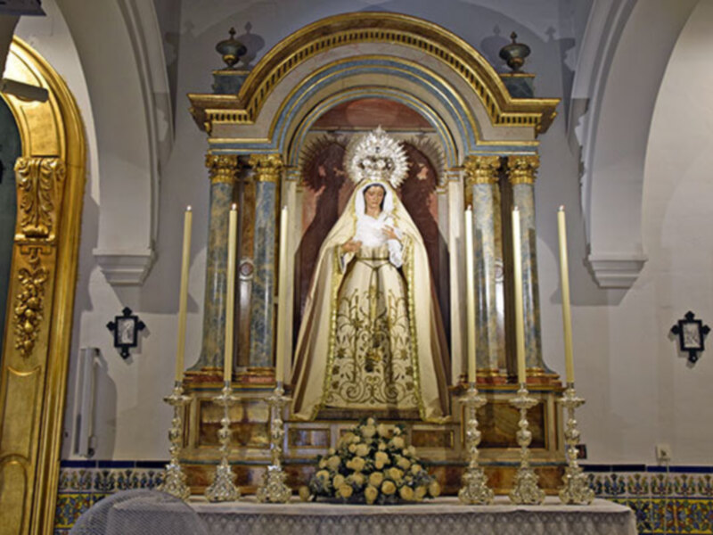En tiempo estival el blanco en la Virgen de las Tristeza de la Veracruz sevillana