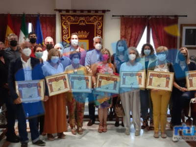 Nueve docentes jubilados este curso y el anterior recibieron ayer el homenaje de la comunidad educativa chipionera 