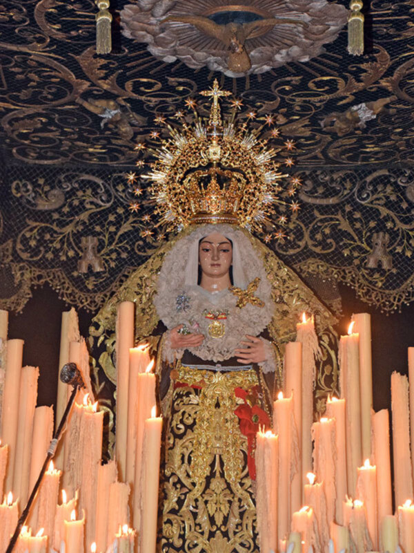 Pese a la incertidumbre meteorológica, el cortejo oficial que acompaño a la dolorosa Ilipense se puso en la calle en torno a las 17:00