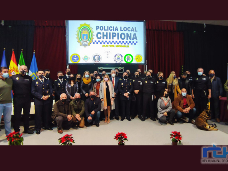 Presentados los ocho policías locales de Chipiona de la promoción 2021 en un acto con reconocimientos a otros cuatro agentes 