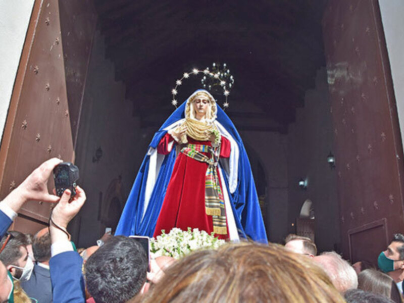 Procesión de regreso a su capilla de los titulares de la Vera-cruz de Alcalá del Río