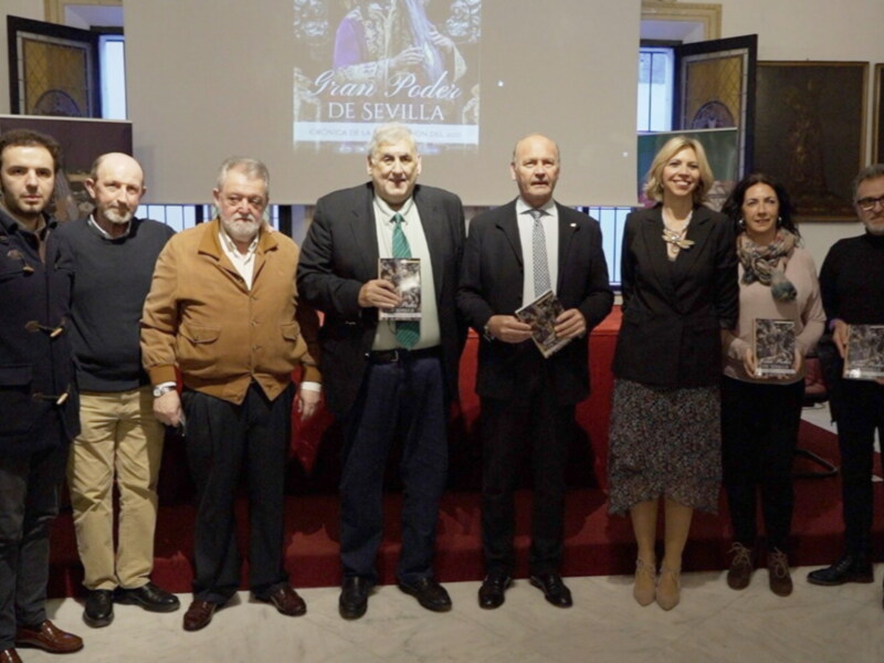 El hermano mayor del Gran Poder presento libro gran poder de sevilla en la Casa Hermandad del Gran Poder con lleno absoluto y gran éxito 
