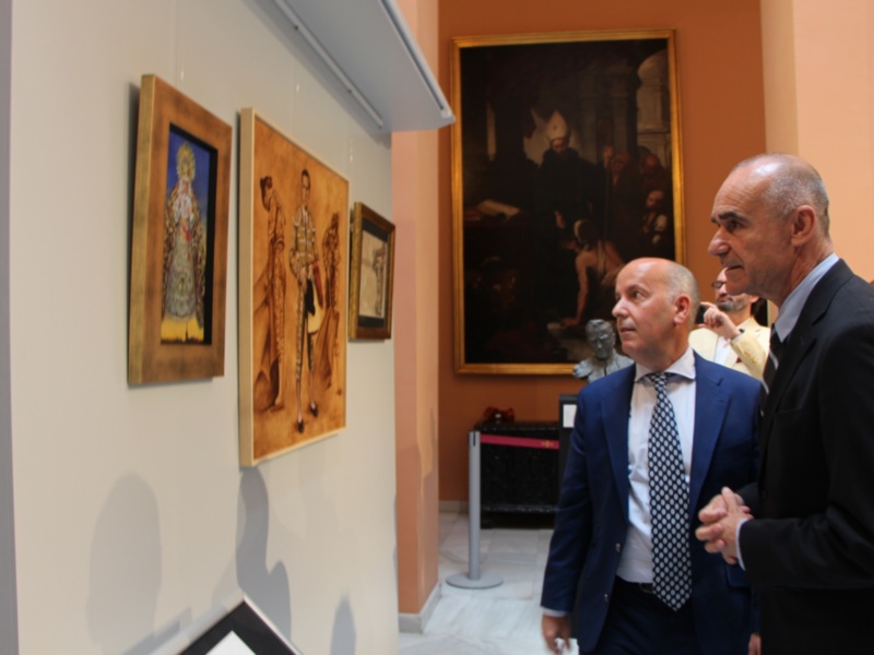El Ayuntamiento de Sevilla acoge la exposición ‘Una vida de luces’, que recorre la trayectoria profesional y personal del torero Pepe Luis Vázquez 