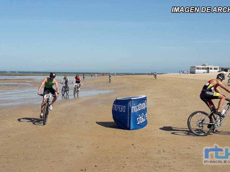  El deporte del triatlón vuelve, tras dos años, a promocionar las playas de Chipiona